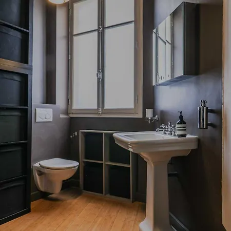 Quiet 1bd 2p Canal St Martin Paris